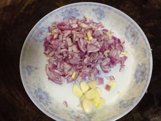 1、自制披萨酱,蒜切片、洋葱切碎（这样搅打的时候会更碎）