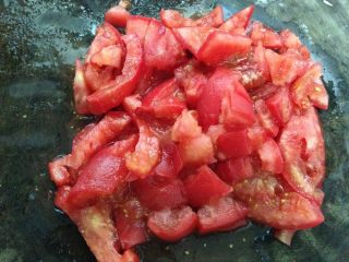 3、自制披萨酱,切成小块