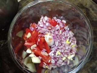 4、自制披萨酱,所有食材放入料理机