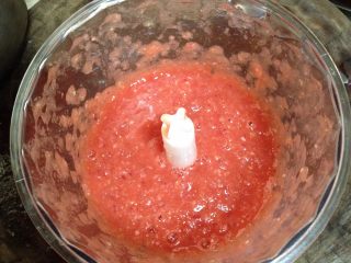 5、自制披萨酱,搅打成茸