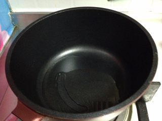 6、自制披萨酱,锅内加入橄榄油