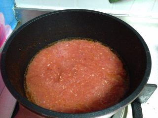 7、自制披萨酱,倒入酱茸煮开