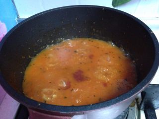 12、自制披萨酱,汤汁减少时加入番茄沙司、盐继续煮