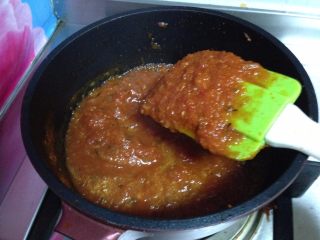 13、自制披萨酱,看到酱汁变浓时关火冷却