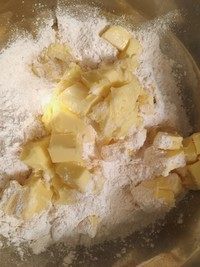 5、香草海盐巧克力大曲奇,软化充分的黄油加入170克黄糖粉,电动打蛋器充分打发5分钟!黄油打发的越好,面团的延展性越好,这样最后的饼干会自己在烤箱内摊开。