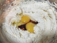 6、香草海盐巧克力大曲奇,打发好的黄油加入一个鸡蛋和香草精(香草膏)。我图内是两个蛋因为我翻倍做的。