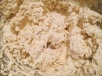 7、香草海盐巧克力大曲奇,把黄油和鸡蛋打发融合。