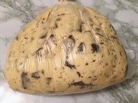 12、香草海盐巧克力大曲奇,把面团装入保鲜袋扎紧,放入冰箱冷藏室,将面团冷藏3天!低温冷藏可以使面团更加融合,曲奇风味绝对比你直接烤要好很多倍!