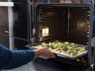 3、西兰花蓝纹奶酪披萨,在披萨上淋上橄榄油，撒盐与胡椒调味。放到烤箱的底架上，以230℃烤10-15分钟，或烤至金黄焦脆。尽情享用吧！