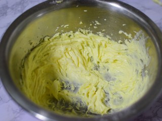 3、曲奇蛋挞,最后拌匀如图