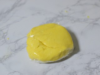 5、曲奇蛋挞,保鲜膜包好，冰箱冷藏30分钟，蛋挞皮做好了！