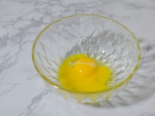 6、曲奇蛋挞,蛋挞液:鸡蛋打入碗中