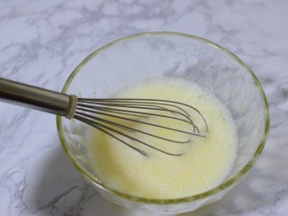 7、曲奇蛋挞,牛奶加入白糖，小火加热，白糖全部融化，关火，慢慢加入鸡蛋液中，边加边搅拌