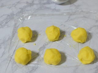 8、曲奇蛋挞,面团分成六到八个小面团