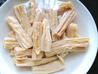 2、黄瓜拌腐竹,将腐竹提前浸泡好