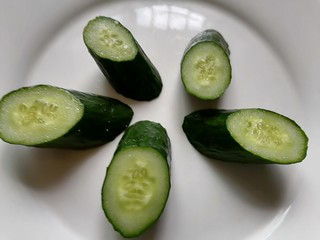 4、黄瓜拌腐竹,黄瓜先切成斜的段