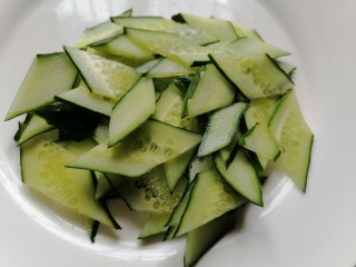 5、黄瓜拌腐竹,然后再竖切成菱形片状