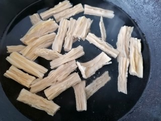 7、黄瓜拌腐竹,将腐竹放入锅内焯下水然后捞出