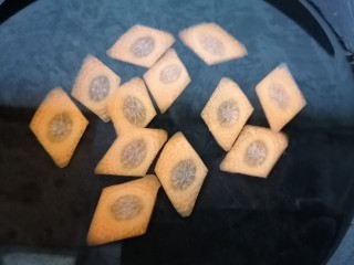 8、黄瓜拌腐竹,胡萝卜也焯下水