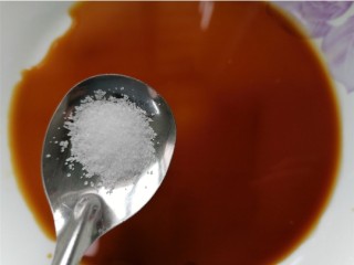 9、黄瓜拌腐竹,开始准备酱汁，放入适量生抽和盐