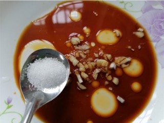 10、黄瓜拌腐竹,放入热油、蒜末、醋、白糖搅拌均匀