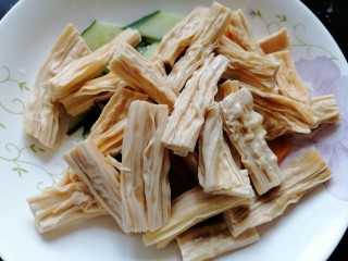 12、黄瓜拌腐竹,再放入腐竹