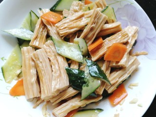 14、黄瓜拌腐竹,搅拌均匀使其入味即可