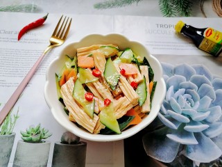 16、黄瓜拌腐竹,拍上成品图，一道清爽又美味的黄瓜拌腐竹就完成了。