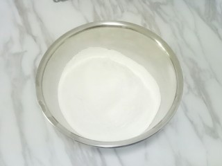 2、玛格丽特饼干,把玉米淀粉和低筋面粉混合均匀