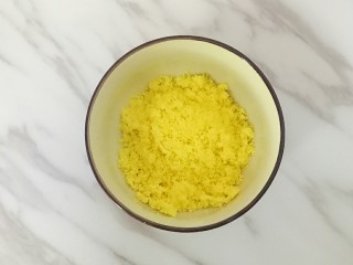 4、玛格丽特饼干,过筛好的蛋黄细末