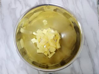 5、玛格丽特饼干,准备好黄油切小粒放入打蛋盆中，室温软化