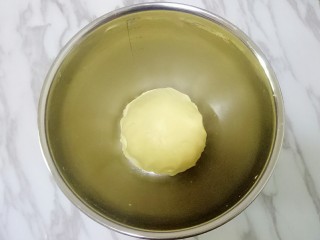 13、玛格丽特饼干,然后用手揉成面团，面团应该偏干，但是不因为干而散开