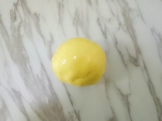 14、玛格丽特饼干,用保鲜膜包好，放冰箱冷1个小时（夏天），冬天直接可以进行下一步