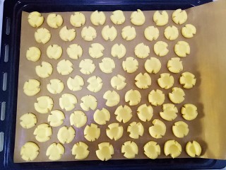 17、玛格丽特饼干,将小球放在铺了油纸的烤盘上，用大拇指按扁，会出现自然的裂纹