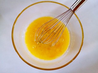 2、芒果千层蛋糕,用手动打蛋器打散，打至糖融化。