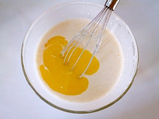 8、芒果千层蛋糕,加入溶化的黄油，再次搅打均匀。