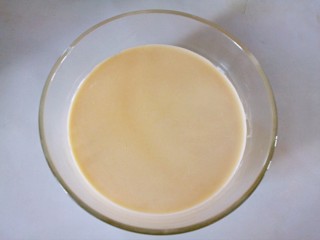 11、芒果千层蛋糕,将面糊静置半小时。