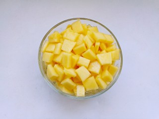 17、芒果千层蛋糕,芒果洗净去核取肉，切成小丁备用。