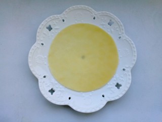 18、芒果千层蛋糕,盘中先放一张饼。