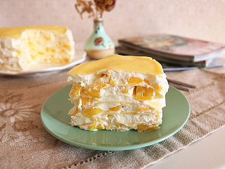 24、芒果千层蛋糕,做好的蛋糕需要放入冰箱，冷藏4小时以上或过夜定型后再切，刚做好就切会蹋的。