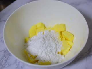 2、皇家曲奇,加入白糖和糖粉