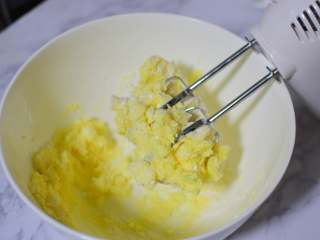 3、皇家曲奇,先用电动打蛋器搅拌两下