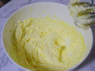 4、皇家曲奇,再启动电动打蛋器，打发至蓬松变白