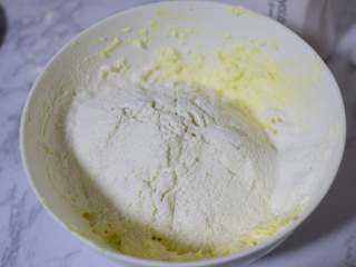 9、皇家曲奇,筛入低筋面粉和奶粉