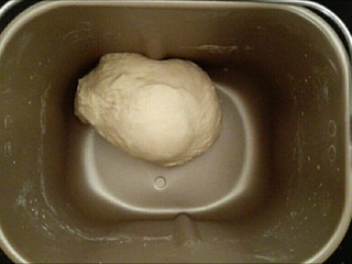 2、馅料足足的超级至尊匹萨,继续揉面20-30分钟，揉成光滑面团，发酵