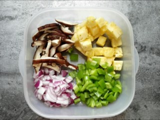 3、馅料足足的超级至尊匹萨,等待面团发酵的过程中准备馅料。所有食材洗净、改刀。菠萝我用的新鲜的，也可以用罐头的，如果用罐头的注意控一下水份。
