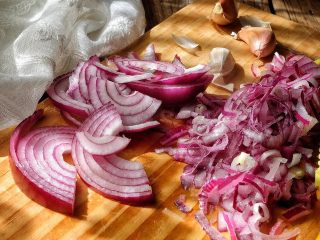 9、健康低脂 绵软拉丝厚底披萨,切好的洋葱一半切成碎末 一半切丝