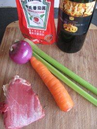 1、红酒烩牛肉,煮准备好所有的食材