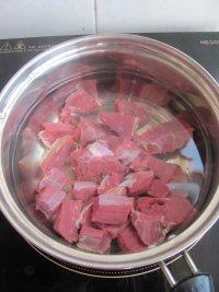 2、红酒烩牛肉,牛肉洗净切块冷水入锅煮出血水过凉