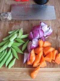 3、红酒烩牛肉,西芹，洋葱，胡萝卜洗净切块备用
